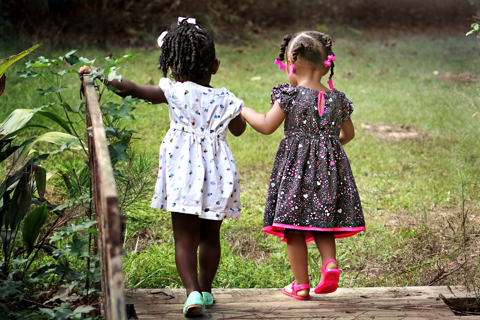 El adjetivo de amistad: Ejemplos y usos que te sorprenderán