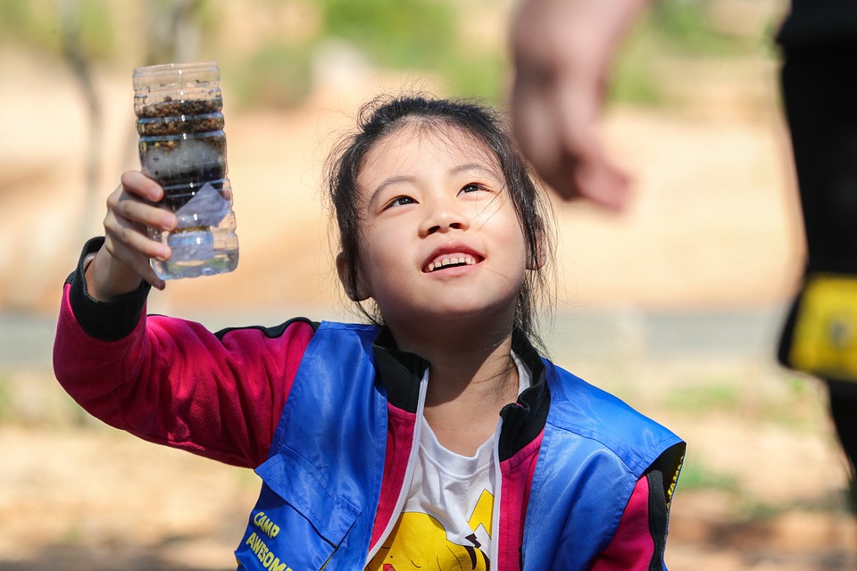 El adjetivo de agua purificada: uso y ejemplos claros