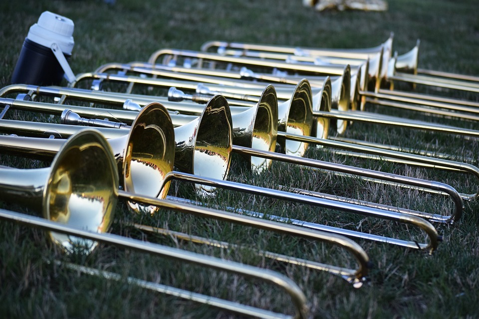 El adentivo de Trombón: uso y ejemplos